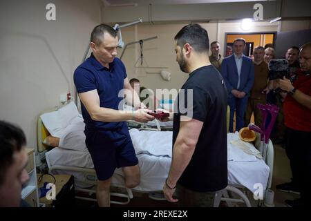 Ivano-Frankivsk, Ucraina. 30 luglio 2023. Il presidente ucraino Volodymyr Zelenskyy, giusto, presenta medaglie militari ai soldati feriti durante una visita al Centro di Medicina fisica e riabilitazione, 30 luglio 2023 a Ivano-Frankivsk, Ucraina. Credito: Pool Photo/Ufficio Stampa Presidenziale ucraino/Alamy Live News Foto Stock