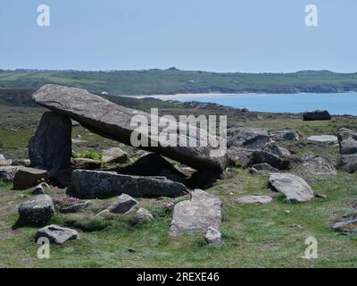Coetan Arthur vicino a Carn Llidi, Pembrokeshire, Galles, con Whitesands Bay in lontananza. Foto Stock