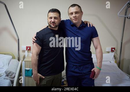 Ivano-Frankivsk, Ucraina. 30 luglio 2023. Il presidente ucraino Volodymyr Zelenskyy, a sinistra, posa con un saldatore ferito dopo aver assegnato una medaglia militare durante una visita al Center of Physical and Rehabilitation Medicine, 30 luglio 2023 a Ivano-Frankivsk, Ucraina. Credito: Pool Photo/Ufficio Stampa Presidenziale ucraino/Alamy Live News Foto Stock