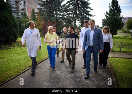 Ivano-Frankivsk, Ucraina. 30 luglio 2023. Il presidente ucraino Volodymyr Zelenskyy, centro, ascolta medici e personale che trattano soldati feriti durante un tour del Centro di Medicina fisica e riabilitazione, 30 luglio 2023 a Ivano-Frankivsk, Ucraina. Credito: Pool Photo/Ufficio Stampa Presidenziale ucraino/Alamy Live News Foto Stock