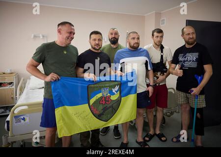 Ivano-Frankivsk, Ucraina. 30 luglio 2023. Il presidente ucraino Volodymyr Zelenskyy, 2° a sinistra, posa con una bandiera di unità e soldati feriti durante una visita al Centro di Medicina fisica e riabilitazione, 30 luglio 2023 a Ivano-Frankivsk, Ucraina. Credito: Pool Photo/Ufficio Stampa Presidenziale ucraino/Alamy Live News Foto Stock