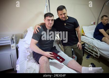 Ivano-Frankivsk, Ucraina. 30 luglio 2023. Il presidente ucraino Volodymyr Zelenskyy, giusto, posa con un saldatore ferito dopo aver assegnato una medaglia militare durante una visita al Center of Physical and Rehabilitation Medicine, 30 luglio 2023 a Ivano-Frankivsk, Ucraina. Credito: Pool Photo/Ufficio Stampa Presidenziale ucraino/Alamy Live News Foto Stock