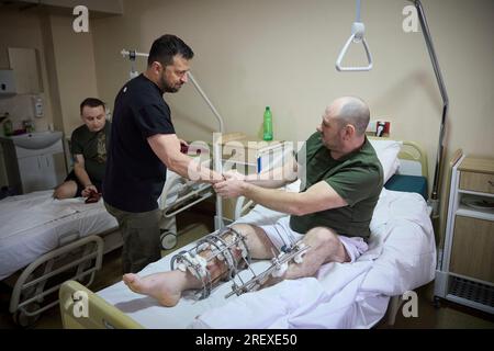 Ivano-Frankivsk, Ucraina. 30 luglio 2023. Il presidente ucraino Volodymyr Zelenskyy, a sinistra, presenta medaglie militari ai soldati feriti durante una visita al Centro di Medicina fisica e riabilitazione, 30 luglio 2023 a Ivano-Frankivsk, Ucraina. Credito: Pool Photo/Ufficio Stampa Presidenziale ucraino/Alamy Live News Foto Stock