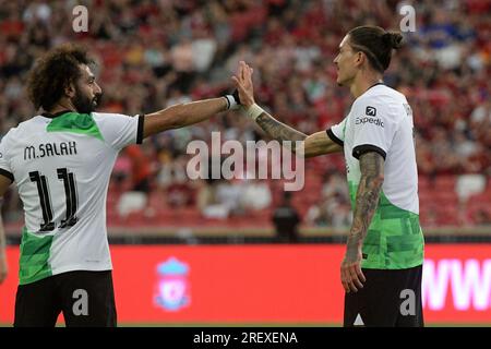 Singapore. 30 luglio 2023. Darwin Nunez (R) del Liverpool festeggia con il compagno di squadra Mohamed Salah dopo aver segnato un gol durante la partita tra la squadra inglese di Premier League Liverpool e la squadra inglese di Football League Leicester City al Singapore Festival of Football tenutasi al National Stadium di Singapore il 30 luglio 2023. Crediti: Poi Chih Wey/Xinhua/Alamy Live News Foto Stock