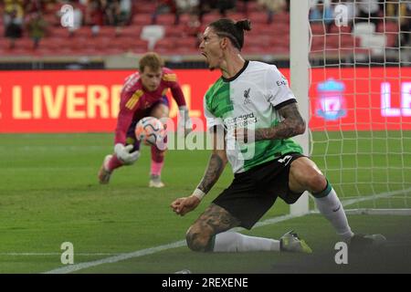 Singapore. 30 luglio 2023. Darwin Nunez (R) di Liverpool festeggia dopo aver segnato un gol durante la partita tra la squadra inglese di Premier League Liverpool e la squadra inglese di Football League Leicester City al Singapore Festival of Football tenutosi al National Stadium di Singapore il 30 luglio 2023. Crediti: Poi Chih Wey/Xinhua/Alamy Live News Foto Stock