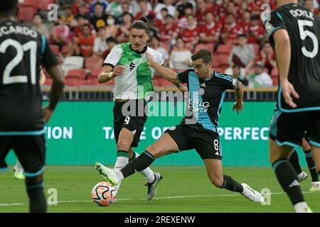 Singapore. 30 luglio 2023. Darwin Nunez (L) di Liverpool compete con Harry Winks (R) di Leicester City durante la partita tra la squadra inglese di Premier League Liverpool e la squadra inglese di Football League Leicester City al Singapore Festival of Football tenutasi al National Stadium di Singapore il 30 luglio 2023. Crediti: Poi Chih Wey/Xinhua/Alamy Live News Foto Stock