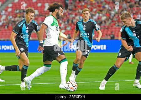 (230730) -- SINGAPORE, 30 luglio 2023 (Xinhua) -- Mohamed Salah (2nd L) di Liverpool compete durante la partita tra la squadra inglese di Premier League Liverpool e la squadra inglese di Football League Leicester City al Singapore Festival of Football tenutasi al National Stadium di Singapore il 30 luglio 2023. (Foto di Then Chih Wey/Xinhua) Foto Stock