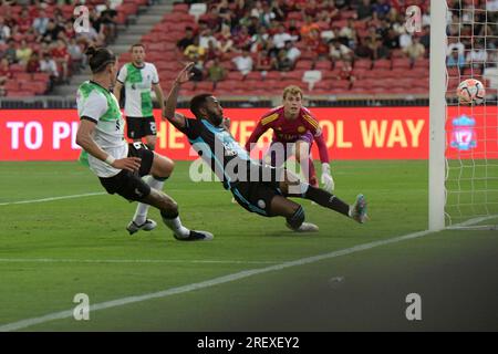 (230730) -- SINGAPORE, 30 luglio 2023 (Xinhua) -- Darwin Nunez (1st L) of Liverpool segna un gol durante la partita tra la squadra inglese di Premier League Liverpool e la squadra inglese di Football League Leicester City al Singapore Festival of Football tenutasi al National Stadium di Singapore il 30 luglio 2023. (Foto di Then Chih Wey/Xinhua) Foto Stock