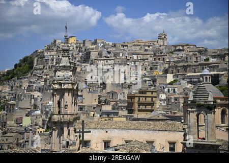 Paesaggio con vista panoramica di Modica alta, città storica con architettura barocca a Ragusa, Sicilia, Italia. Foto Stock