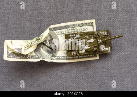 Crisi finanziaria, ha schiacciato una banconota da un dollaro, dollari americani sul tavolo bianco. Immagine bancaria e sfondo foto commerciale. Foto Stock