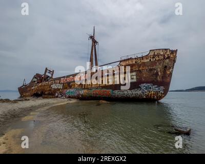 Naufragio Dimitrios presso la spiaggia di Valtaki, Peloponneso, Grecia (Gythio) Foto Stock