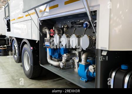 Attrezzatura per pompare carburante su una autocisterna. Foto Stock