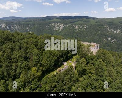 Vista aerea delle rovine del castello di Muran sopra il villaggio di Muran in Slovacchia Foto Stock