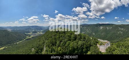 Vista aerea delle rovine del castello di Muran sopra il villaggio di Muran in Slovacchia Foto Stock