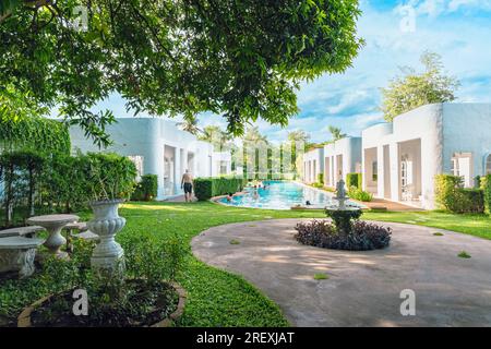 KANCHANABURI-THAILANDIA, GIUGNO 30,2023: Splendida vista esterna del moderno resort in stile loft o decorazione di un intimo Lodge in stile moderno al Villa la FL Foto Stock