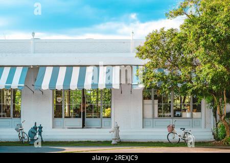 KANCHANABURI-THAILANDIA, GIUGNO 30,2023: Splendida vista esterna del moderno caffè in stile loft o decorazione di un intimo ristorante in stile moderno al V Foto Stock