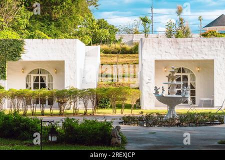 KANCHANABURI-THAILANDIA, GIUGNO 30,2023: Splendida vista esterna del moderno resort in stile loft o decorazione di un intimo Lodge in stile moderno al Villa la FL Foto Stock