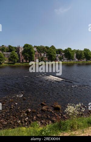 Inverness, Scozia, Regno Unito. 3 giugno 2023. Il fiume Ness è limpido e pulito mentre scorre attraverso la città di Inverness, Highland, Scozia, Regno Unito. Foto Stock