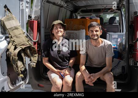 Zaporizhzia, Ucraina. 4 luglio 2023. I volontari Polina e Roman Starodubets posano in un furgone scaricato con aiuti umanitari dalla Polonia. Si dice che l'Ucraina abbia due eserciti - l'esercito e i volontari. Questa serie di foto documenta il lavoro congiunto di volontari ucraini e polacchi nella distribuzione di aiuti umanitari ai villaggi in prima linea nella regione di Zaporizhia: Primorsky e Stepnohirsk. Cibo, forniture per la pulizia, acqua potabile e un generatore di elettricità sono stati donati alle autorità locali. Credito: SOPA Images Limited/Alamy Live News Foto Stock