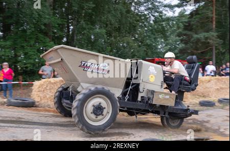 Horka, Germania. 30 luglio 2023. Un concorrente è in movimento nella sua manche del Campionato tedesco di Dumper. Per molti anni, un campione tedesco è stato incoronato su queste macchine da costruzione a tre ruote che completano il percorso in pista nel minor tempo possibile. I dumper sono stati prodotti nella RDT fino al 1978, hanno un motore diesel a 1 cilindro da 800 cc, che produce 8,5 cv. Crediti: Matthias Rietschel/dpa/Alamy Live News Foto Stock