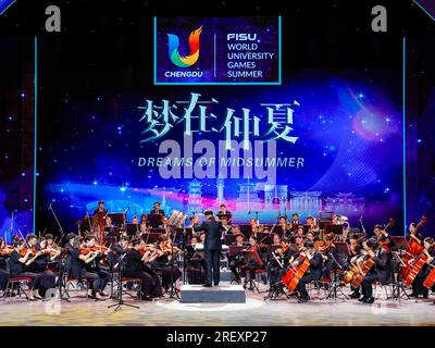 Chengdu, provincia cinese del Sichuan. 30 luglio 2023. I musicisti suonano durante il concerto Dreams of Midsummer al 31st FISU Summer World University Games Village a Chengdu, nella provincia del Sichuan della Cina sud-occidentale, 30 luglio 2023. Crediti: Shen Bohan/Xinhua/Alamy Live News Foto Stock