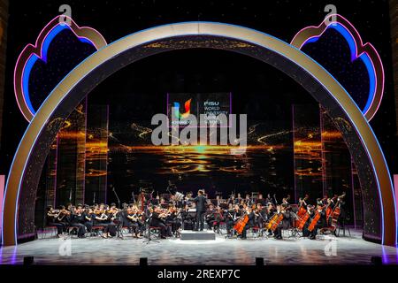 Chengdu, provincia cinese del Sichuan. 30 luglio 2023. I musicisti suonano durante il concerto Dreams of Midsummer al 31st FISU Summer World University Games Village a Chengdu, nella provincia del Sichuan della Cina sud-occidentale, 30 luglio 2023. Crediti: Shen Bohan/Xinhua/Alamy Live News Foto Stock