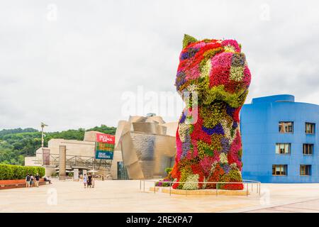 Scultura floreale dei cuccioli di Jeff Koons vicino all'ingresso del Museo Guggenheim. È alto 12 metri ed è stato costruito nel 1992. Foto Stock