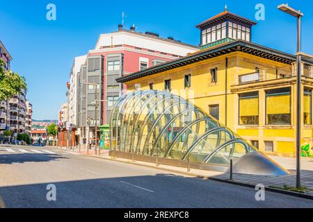 Santurtzi è una stazione sulla linea 2 della metropolitana di Bilbao. La stazione fu aperta nel 2009. Foto Stock