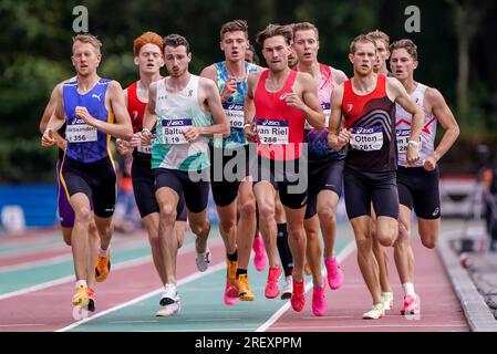 BREDA, PAESI BASSI - LUGLIO 30: Tim Verbaandert di Eindhoven Atletiek, Noah Baltus di SAV, Robin van Riel di AV Attila, Marco Otten di NSAV `t Haasje gareggia sulla finale maschile dei 1500 metri durante i Campionati nazionali di atletica leggera olandesi del 30 luglio 2023 a Breda, Paesi Bassi (foto di Andre Weening/Orange Pictures) credito: Orange Pics BV/Alamy Live News Foto Stock