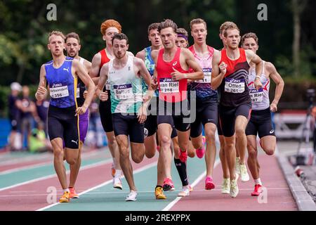 BREDA, PAESI BASSI - LUGLIO 30: Tim Verbaandert di Eindhoven Atletiek, Noah Baltus di SAV, Robin van Riel di AV Attila, Marco Otten di NSAV `t Haasje gareggia sulla finale maschile dei 1500 metri durante i Campionati nazionali di atletica leggera olandesi del 30 luglio 2023 a Breda, Paesi Bassi (foto di Andre Weening/Orange Pictures) credito: Orange Pics BV/Alamy Live News Foto Stock