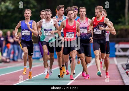 BREDA, PAESI BASSI - LUGLIO 30: Tim Verbaandert di Eindhoven Atletiek, Noah Baltus di SAV, Robin van Riel di AV Attila, Marco Otten di NSAV `t Haasje gareggia sulla finale maschile dei 1500 metri durante i Campionati nazionali di atletica leggera olandesi del 30 luglio 2023 a Breda, Paesi Bassi (foto di Andre Weening/Orange Pictures) credito: Orange Pics BV/Alamy Live News Foto Stock