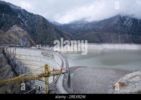 La centrale idroelettrica di Enguri HES, la diga di Enguri, Svaneti, Georgia. Foto Stock