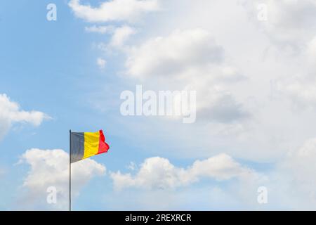 Cieli azzurri e bandiera belga. formato orizzontale. copia spazio Foto Stock