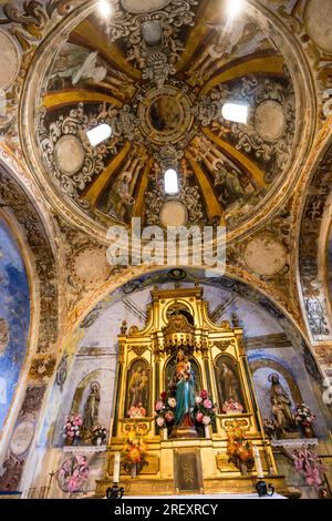 Cupola con i quattro evangelisti che circondano la scena dell'Incoronazione della Vergine, chiesa del XVI secolo, santuario di origine romana di Santa María de Foto Stock