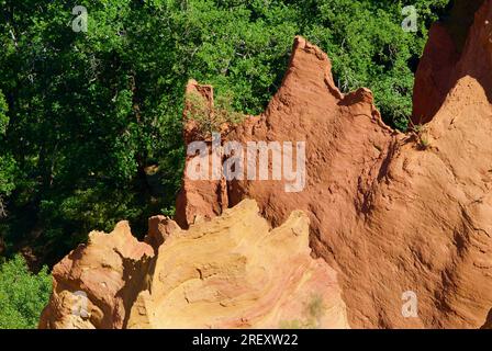 Paesaggio nelle cave d'ocra chiamate Colorado Provencal vicino al villaggio di Rustrel in Francia. Foto Stock