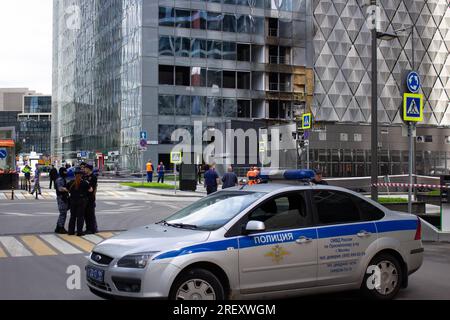 Mosca, Russia. 30 luglio 2023. Auto della polizia vista vicino a un edificio danneggiato alla vista di un altro attacco di droni a Mosca. Il 30 luglio l'Ucraina attaccò la capitale russa con droni. Due dei droni hanno colpito edifici residenziali e commerciali nel centro direzionale di Mosca. Credito: SOPA Images Limited/Alamy Live News Foto Stock