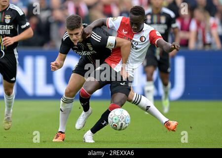 ROTTERDAM - (lr) Antonio Silva di Benfica SL, Yankuba Minteh di Feyenoord durante l'amichevole tra Feyenoord e SL Benfica al Feyenoord Stadion de Kuip il 30 luglio 2023 a Rotterdam, Paesi Bassi. ANP GERRIT VAN KOLOLEN Foto Stock