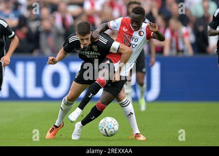 ROTTERDAM - (lr) Antonio Silva di Benfica SL, Yankuba Minteh di Feyenoord durante l'amichevole tra Feyenoord e SL Benfica al Feyenoord Stadion de Kuip il 30 luglio 2023 a Rotterdam, Paesi Bassi. ANP GERRIT VAN COLOGNE Foto Stock