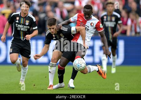 ROTTERDAM - (lr) Antonio Silva di Benfica SL, Yankuba Minteh di Feyenoord durante l'amichevole tra Feyenoord e SL Benfica al Feyenoord Stadion de Kuip il 30 luglio 2023 a Rotterdam, Paesi Bassi. ANP GERRIT VAN KOLOLEN Foto Stock