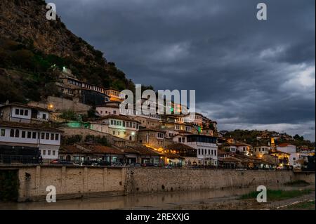 Vista notturna della storica città di Berat in Albania, patrimonio dell'umanità dell'UNESCO Foto Stock