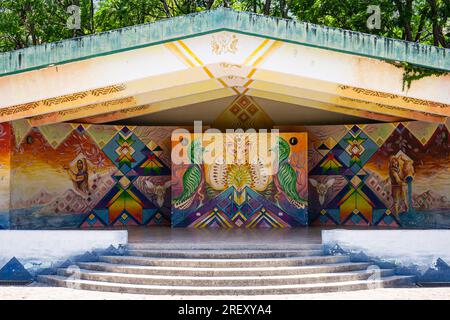 San Marcos la Laguna, Guatemala - 21 maggio 2023: Murale colorato sulle pareti del palcoscenico a San Marcos la Laguna, Guatemala Foto Stock