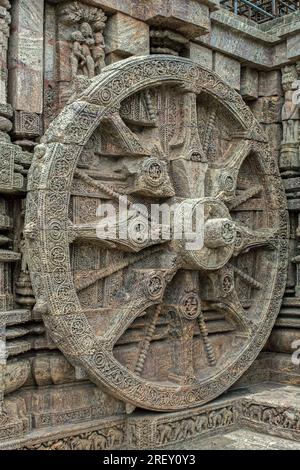 07 23 2007 sculture e opere d'arte in pietra arenaria d'epoca sulle pareti del Tempio del Sole di Konark, sito patrimonio dell'umanità dell'UNESCO, Konark Orissa Odisha Foto Stock