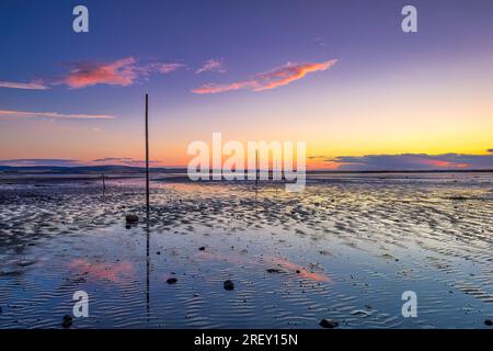 Tramonto in estate sul Pilgrim's Causeway sulla Holy Island of Lindisfarne nel Northumberland, Inghilterra, Regno Unito Foto Stock