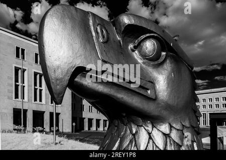 Dirigiti verso l'aquila nazista di fronte all'ex aeroporto Tempelhof di Berlino Foto Stock