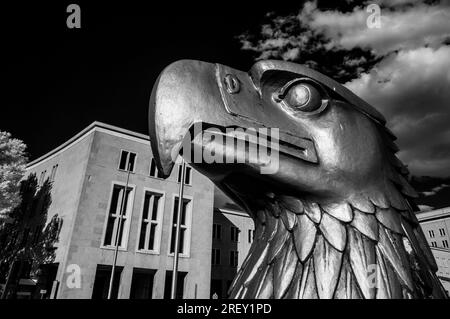 Dirigiti verso l'aquila nazista di fronte all'ex aeroporto Tempelhof di Berlino Foto Stock