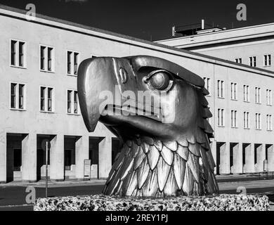 Dirigiti verso l'aquila nazista di fronte all'ex aeroporto Tempelhof di Berlino Foto Stock