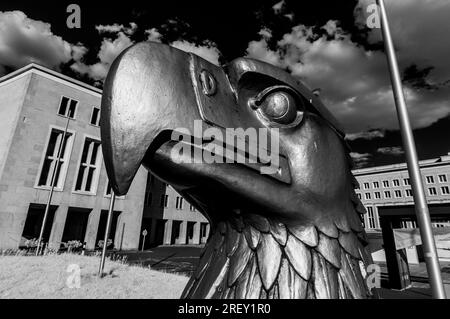 Dirigiti verso l'aquila nazista di fronte all'ex aeroporto Tempelhof di Berlino Foto Stock