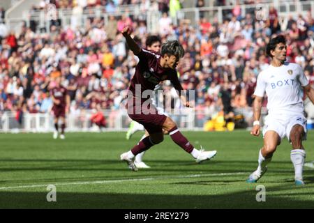 Edimburgo, Regno Unito. 30 luglio 2023. Tynecastle Park. Edimburgo. Heart of Midlothian FC contro Leeds United. 30 luglio 2023. Durante l'amichevole pre-stagione tra Hearts e Leeds United Hearts Yutara Oda non riesce a ottenere la meglio della difesa del Leeds (Photo Credit: David Mollison/Alamy Live News Foto Stock