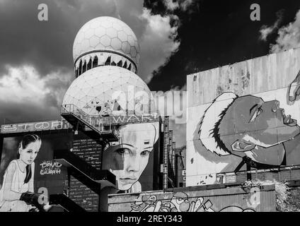 Rovine di Teufelsberg stazione di ascolto della Guerra fredda degli Stati Uniti, foresta di Grunewald, Berlino Foto Stock