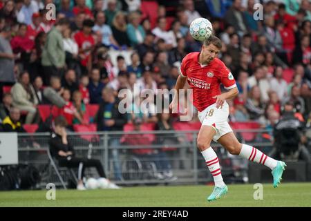 Eindhoven, Paesi Bassi. 30 luglio 2023. EINDHOVEN, PAESI BASSI - LUGLIO 30: Olivier Boscagli del PSV dirige il pallone durante l'amichevole pre-stagionale tra PSV e Nottingham Forest FC al Philips Stadion il 30 luglio 2023 a Eindhoven, Paesi Bassi (foto di Jeroen Meuwsen/Orange Pictures) credito: Orange Pics BV/Alamy Live News Foto Stock